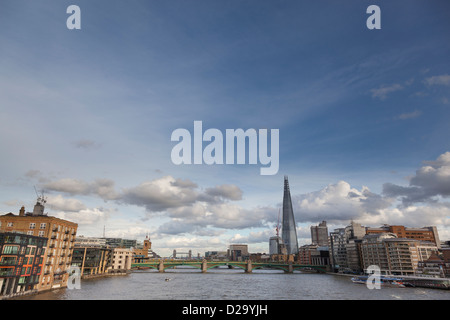 Blick flussabwärts der Themse mit dem Shard Wolkenkratzer auf der rechten Seite und die Tower Bridge in der Ferne. Stockfoto