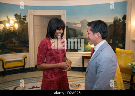 Washington DC, USA. 17. Januar 2013. US First Lady Michelle Obama begrüßt David Hall einer der acht Bürger Ko-Vorsitzenden für die Einweihung in den diplomatischen Empfangsraum des weißen Hauses 17. Januar 2013. Hall war ein Air Force Sergeant unter Don ' t Ask, Don ' t Tell ausgetragen und führt nun die Bemühungen zur Unterstützung von LGBT-Rechte. Bildnachweis: Planetpix / Alamy Live News Stockfoto