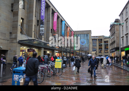 Fußgängerzone an einem verregneten Tag im Stadtzentrum von Glasgow Stockfoto