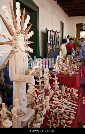 Die Holzschnitzereien der Künstlerin Gloria Lopez Cordova auf dem Display auf dem spanischen Markt Santa Fe Stockfoto