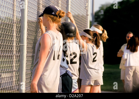 Illinois. Mädchen-Softball-Spiel. 11 Jahre alten Mädchen, die darauf warten, spielen. Stockfoto