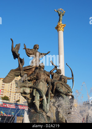 Platz der Unabhängigkeit mit der Unabhängigkeit Ortsrates und das Denkmal für den Gründer von Kiew in Kiew, Ukraine Stockfoto