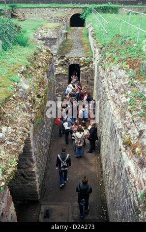 Deutschland. Trier. Von außen. Kaisertherman. Studenten gehen In einen Durchgang im Kaiserbad. Stockfoto