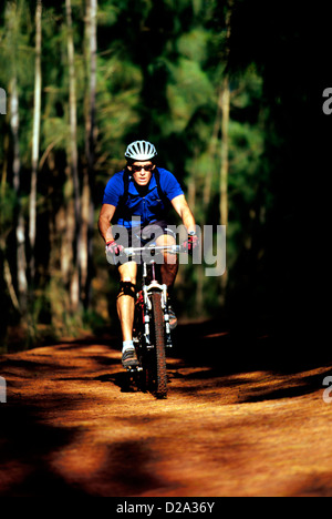 Hawaii, Oahu. Kahuku Motocross Park. Mann-Mountainbiken Stockfoto