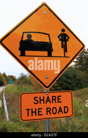 Ein Teil der Autobahn Schild zeigt ein Auto und ein Fahrrad Stockfoto