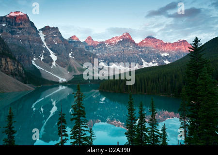 Licht auf Wenkchemna Gipfeln spiegelt sich in Moraine Lake, Banff Nationalpark, Kanadische Rockies, Alberta, Kanada Stockfoto