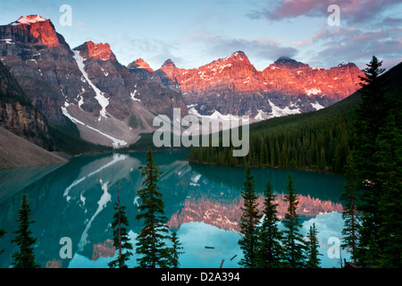 Licht auf der Wenkchemna Peakks spiegelt sich in Moraine Lake, Banff Nationalpark, Kanadische Rockies, Alberta, Kanada. Stockfoto