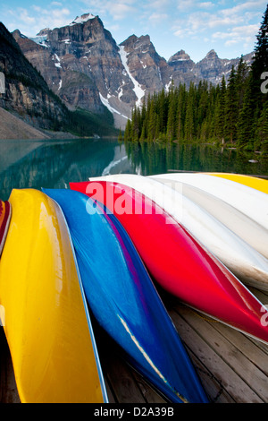 Wenkchemna Gipfeln über Kanus entlang Moraine Lake, Banff Nationalpark, Kanadische Rockies, Alberta, Kanada. Stockfoto