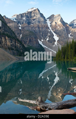 Wenkchemna Gipfel spiegeln sich in Moraine Lake, Banff Nationalpark, Kanadische Rockies, Alberta, Kanada. Stockfoto