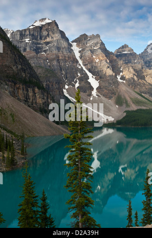 Wenkchemna Gipfel spiegeln sich in Moraine Lake, Banff Nationalpark, Kanadische Rockies, Alberta, Kanada. Stockfoto