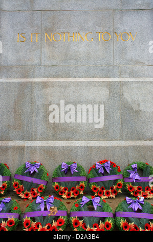 Volkstrauertag Kränze am Fuße des Victory Square Kenotaph in Siegesplatz, Vancouver, Britisch-Kolumbien, Kanada Stockfoto