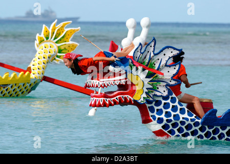 Honolulu Hawaii Dragon Boat Race Flagge Puller Dragon Boat Festivals (Tuen Ng) begann im vierten Jahrhundert v. Chr. In China 53 Stockfoto