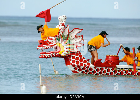 Honolulu-Hawaii Drachen Boot Race.Flag Abzieher Dragon Boat Festivals (Tuen Ng) begann im vierten Jahrhundert v. Chr. In China 53 Stockfoto