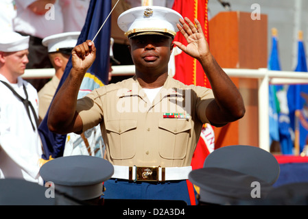 Honolulu Hawaii Chief Warrant Officer grau führt Marine Corps Band während Uss Frederick Lst-1184 Stilllegung Zeremonie Stockfoto