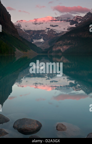 Morgen Alpenglühen am Mount Victoria spiegelt sich in Lake Louise, Banff Nationalpark, Kanadische Rockies, Alberta, Kanada. Stockfoto