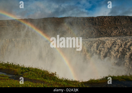 Regenbogen über dem Wasserfall Dettifoss im Vatnajökull-Nationalpark, Island Stockfoto