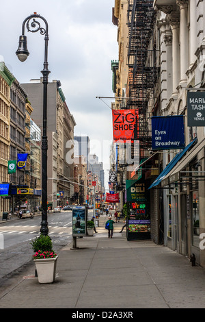 Blick auf die Broadway Street in Soho, New York, USA Stockfoto