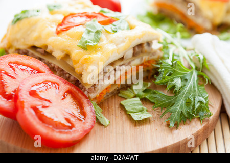 großes Stück Gemüse Lasagne auf eine Holzoberfläche, Nahaufnahme Stockfoto