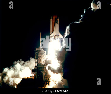 Florida, Kennedy Space Center. Space Shuttle Endeavor startet auf einer Mission, um die internationale Raumstation ISS zu montieren. Stockfoto