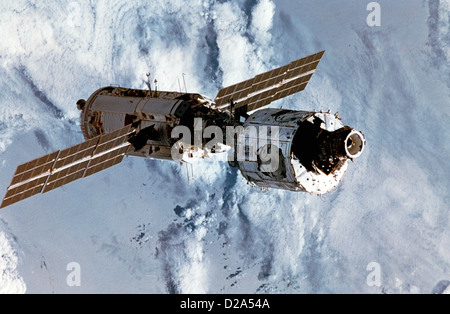 Angeschlossenen Zarya Einheit Module Form internationalen Raumstation montiert im Raum Crew Space Shuttle Endeavor Stockfoto