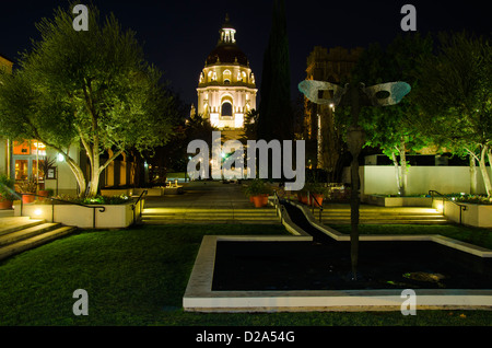 Pasadena City Hall und Garten in der Nacht Stockfoto