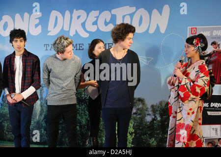 Tokio, Japan. 18. Januar 2013. (L-R) Zayn Malik, Niall Horan, Harry Styles und japanische Schauspielerin Maki Horikita.  Eine Richtung ersten Pressekonferenz in Japan um ihr neues Album Take Me Home zu fördern. Die Boygroup ist hier für 3 Tage und erscheint im japanischen TV Freitagabend Musik-Show heute Abend vor dem hosten ein Fan party am Sa. Credit: Aflo Co. Ltd. / Alamy Live News Stockfoto