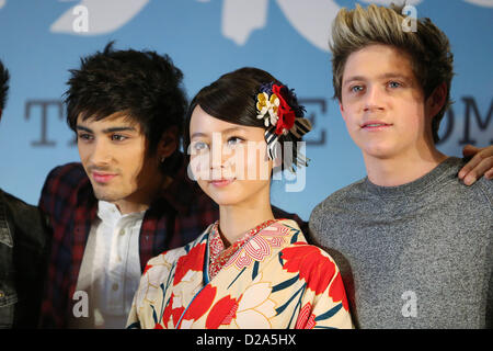 Tokio, Japan. 18. Januar 2013. (L-R) Zayn Malik, japanische Schauspielerin Maki Horikita, Niall Horan.  Eine Richtung ersten Pressekonferenz in Japan um ihr neues Album Take Me Home zu fördern. Die Boygroup ist hier für 3 Tage und erscheint im japanischen TV Freitagabend Musik-Show heute Abend vor dem hosten ein Fan party am Sa. Credit: Aflo Co. Ltd. / Alamy Live News Stockfoto