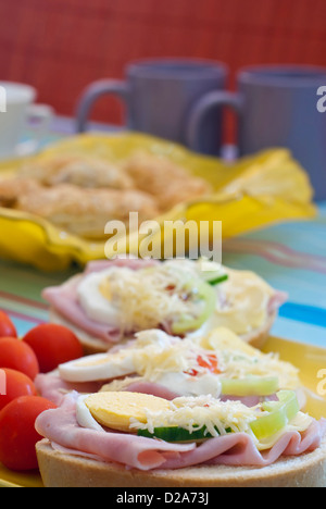 Reichhaltiges Frühstück serviert. Sandwiches mit Tomaten. Stockfoto