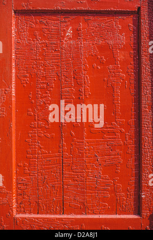 Altes verwittertes Holz Tür an eine Konstruktion mit bunten Haus Wand