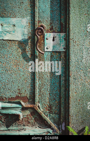 Eine alte Holztür mit gerissenen grüne Farbe und grunge Stockfoto