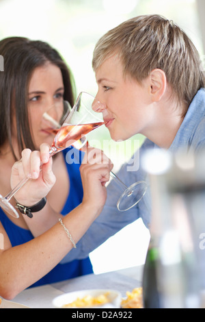 Frauen mit Champagner zusammen Stockfoto