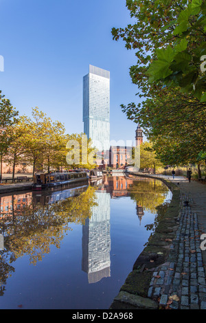 Castlefield, Manchester, England, Vereinigtes Königreich, mit Kanal und Reflexion der Beetham Tower im Hintergrund Stockfoto