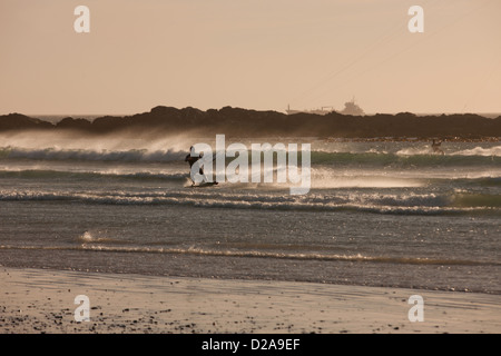 Windsurfen in Wellen Mann Stockfoto