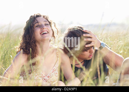 Paar erholsame in hohe Gräser Stockfoto