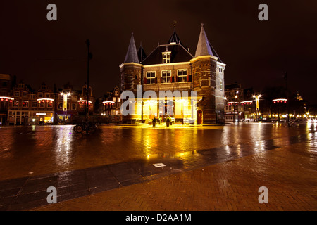 Malerische Stadt von Amsterdam am Nieuwmarkt in den Niederlanden bei Nacht Stockfoto