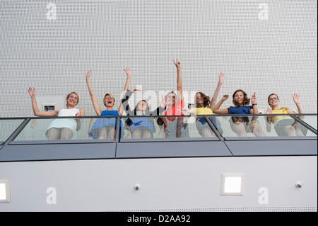 Business-Leute winken vom Balkon Stockfoto