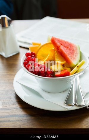 Obstschale auf Tisch Stockfoto