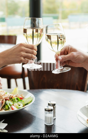 Paar, toasten einander im café Stockfoto