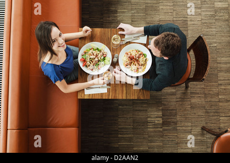 Paar beim Mittagessen im café Stockfoto