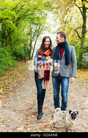 Paar walking Hund auf Feldweg Stockfoto