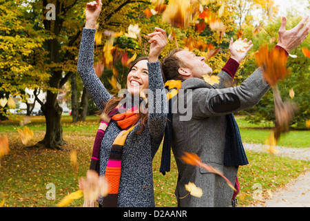 Paar spielen im Herbstlaub Stockfoto