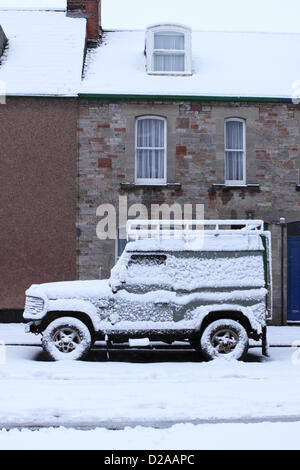 Wells, Somerset, Großbritannien. 18. Januar 2013.  Am frühen Morgen Schnee deckt ein Landrover in der Marktstadt von Wells, Somerset 18.1.13. Stockfoto