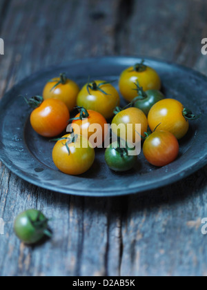 Teller mit gelbe Kirschtomaten Stockfoto