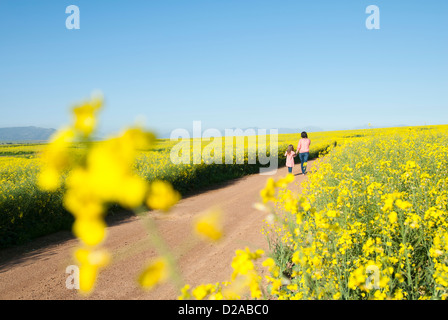Mutter und Tochter auf Feldweg zu Fuß Stockfoto