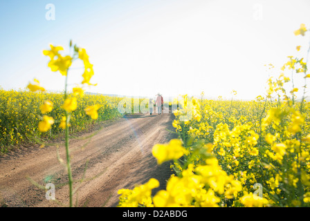 Mutter und Tochter auf Feldweg zu Fuß Stockfoto