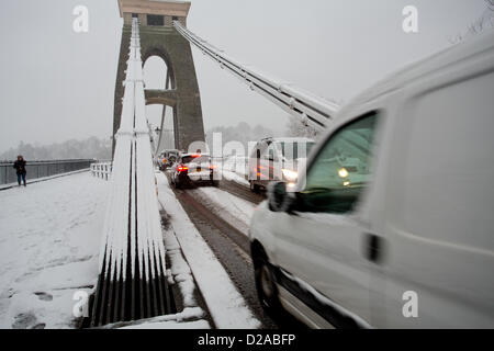 Clifton, Bristol, UK - 18. Januar 2013: Kampf der Menschen zur Arbeit zu kommen angesichts schweren Mengen an Schneefall. Das am stärksten betroffene Gebiet ist South Wales, aber es gab auch Schneefall im Süden Englands Stockfoto