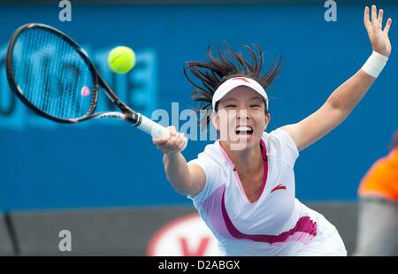 Melbourne, Australien. 18. Januar 2013. Zheng Jie China Hits eine Rückkehr in ihre dritte Runde Frauen s Singles match gegen Julia Goerges Deutschlands am fünften Tag der 2013 Australian Open Tennisturnier. Bildnachweis: Aktion Plus Sportbilder / Alamy Live News Stockfoto