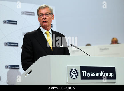 Die ThyssenKrupp-Aufsichtsratsvorsitzende Gerhard Cromme, spricht auf der ThyssenKrupp Hauptversammlung in Bochum, Deutschland, 18. Januar 2013. Aktionäre einer der größten Stahlproduzenten der Welt versammelten sich zur Hauptversammlung. Foto: OLIVER BERG Stockfoto