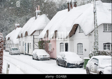 Schnee fällt auf strohgedeckten Hütten in dem malerischen Dorf Micheldever in Hampshire, England UK. © Peter Titmuss Stockfoto