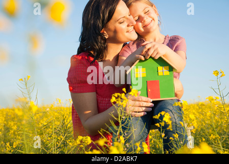 Mutter und Tochter halten Musterhaus Stockfoto